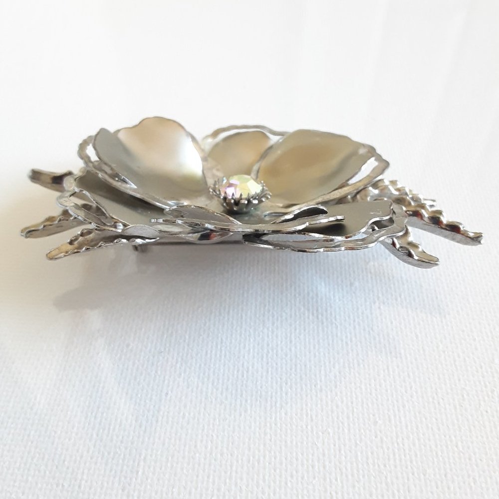 beautiful multi-layered silver tone flower brooch - Picture 5 of 6